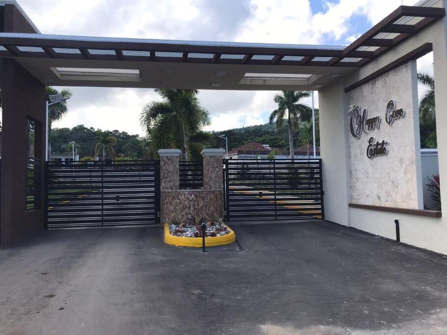 Sun Shine Luxury Villas 2 Bedroom Pool & Gym Ocho Rios St Ann Exterior photo